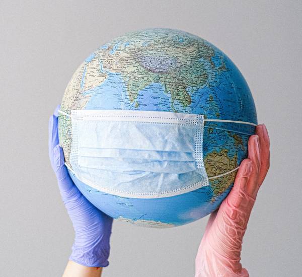 hands with latex gloves holding a globe with a face mask 4167544 ©Foto von Anna Shvets von Pexels