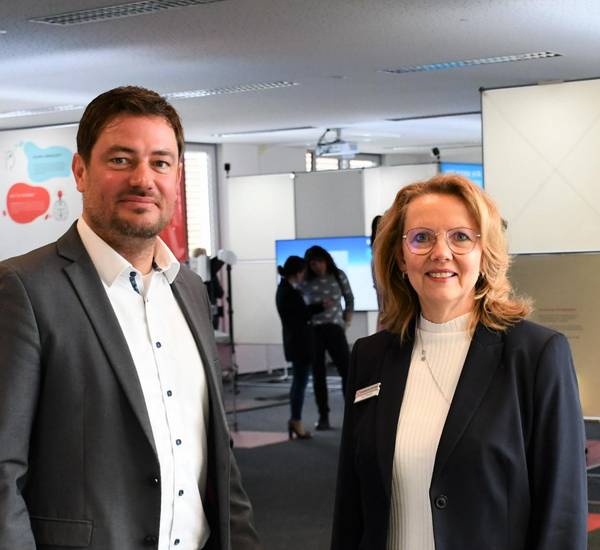 Landrat Sebastian Constien und Anke Diettrich, Chefin der Agentur für Arbeit Rostock, eröffneten die Ausstellung.