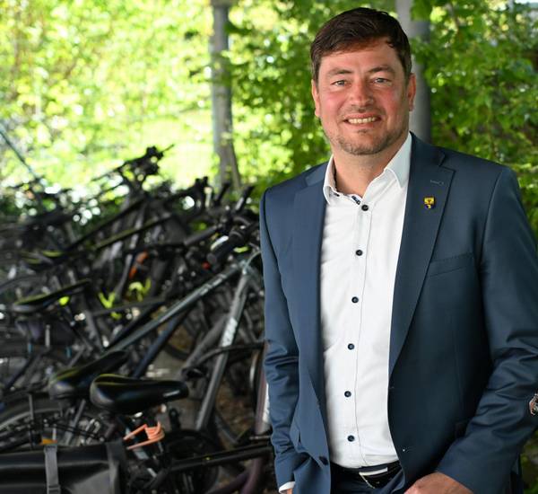 Sebastian Constien an Fahrrädern