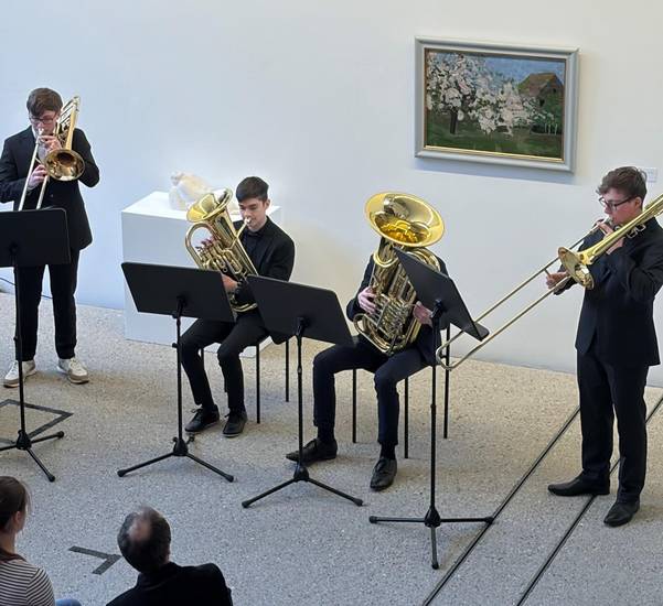 4 junge Herren spielen auf Blechblasinstrumenten